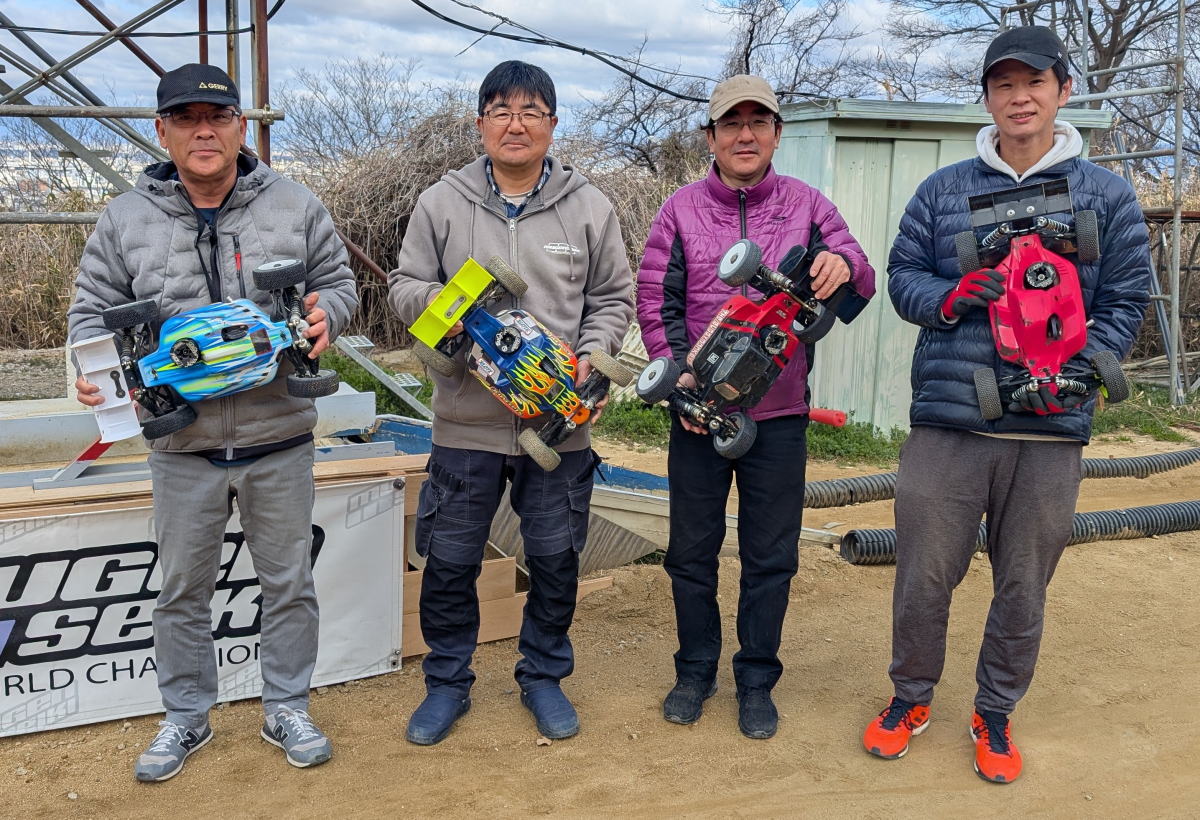 左寄り　九州より　中条さん、川端さん、高橋さんの3名様が初参加、　大阪より岸本さん初参加されました